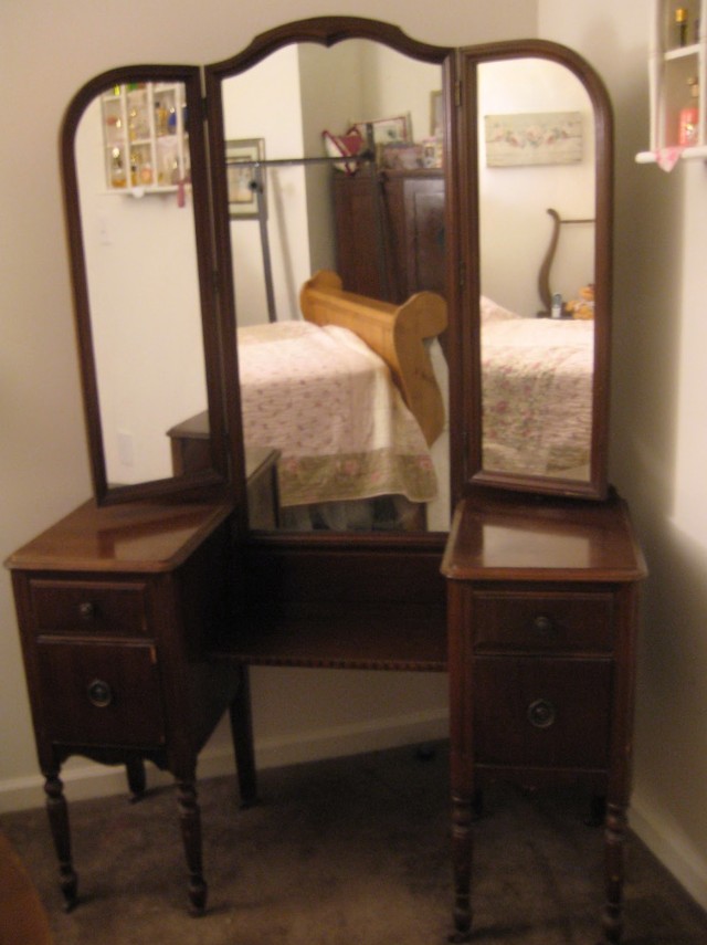Antique Makeup Vanity With Mirror Antique Makeup Vanity With Mirror