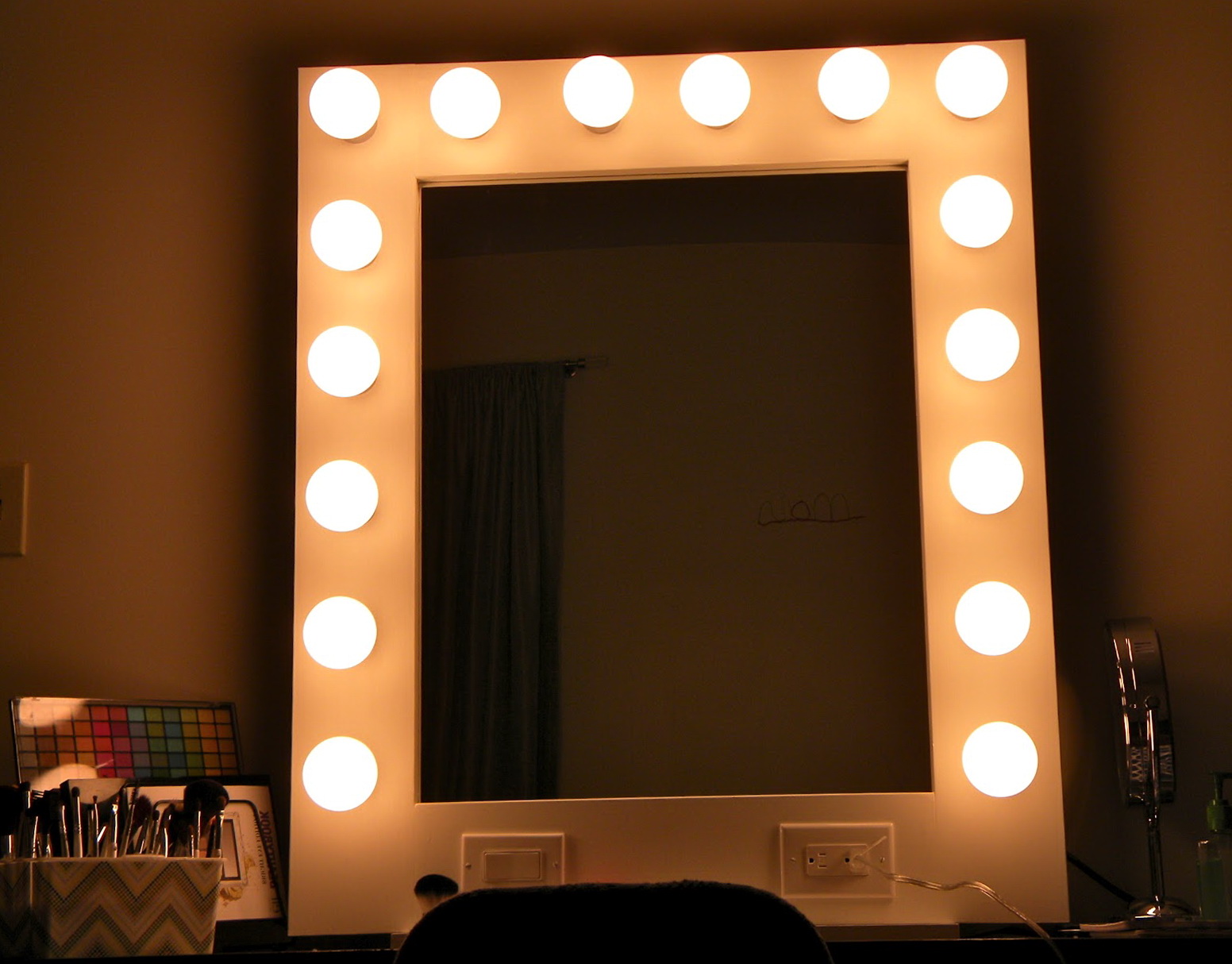 vanity mirror with real light bulbs